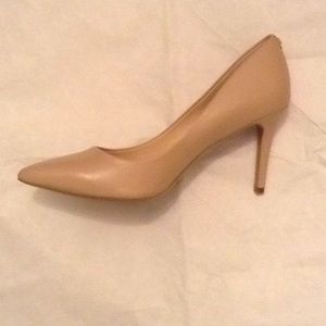 💓 NWOT Karl Lagerfeld nude pumps.